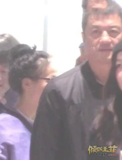 组图：13岁李嫣陪李亚鹏逛街化身爸爸的服装指导