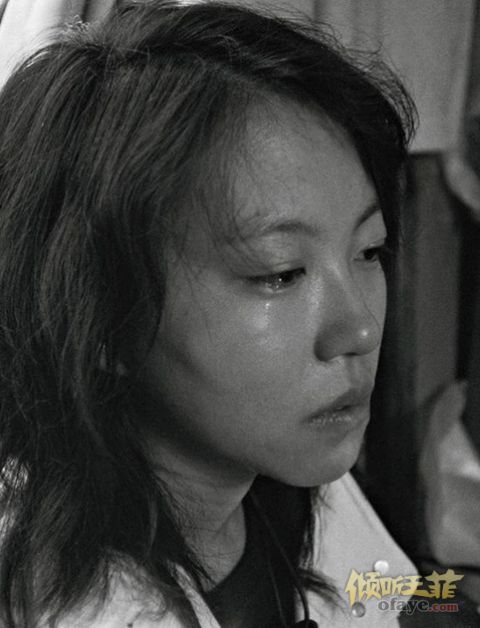 组图：窦靖童深夜晒落泪照发问“谁真正的在乎我？”