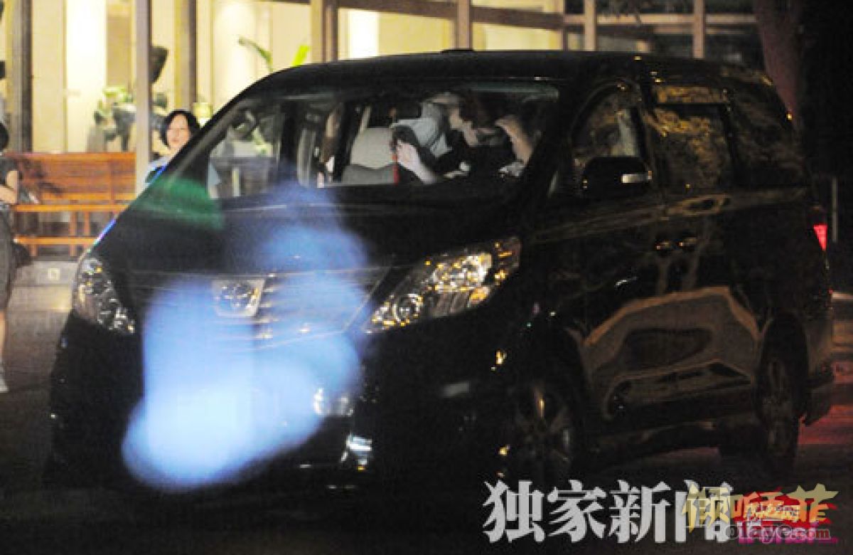 李亚鹏王菲夫妇用餐会友 打扮时尚抢眼
