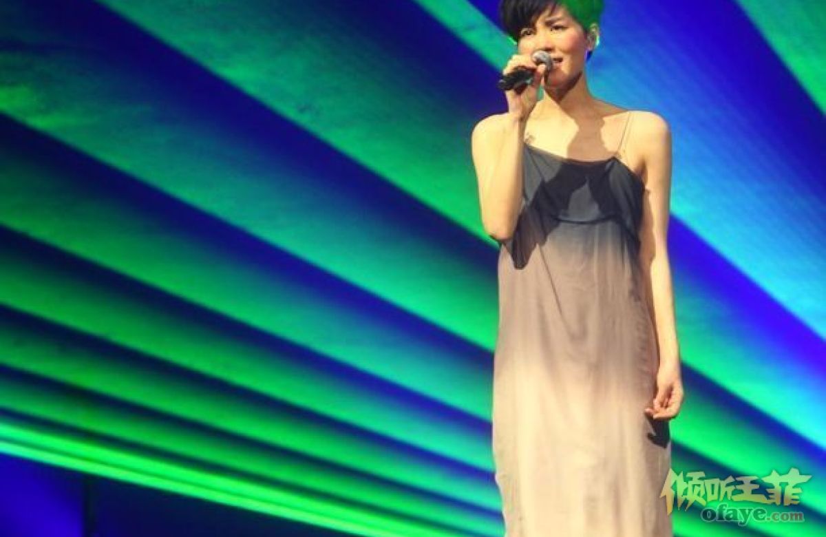 王菲西安巡演现场热舞 频换美装只道4声谢