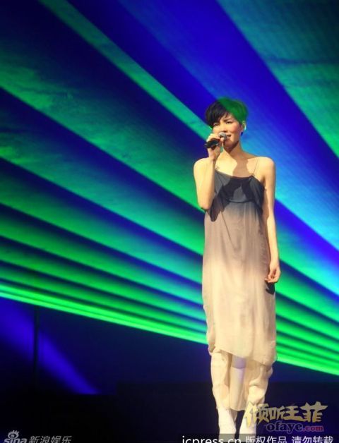 王菲西安巡演现场热舞 频换美装只道4声谢