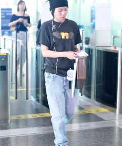 组图：窦靖童机场造型休闲个性腰上系老式水杯超抢眼