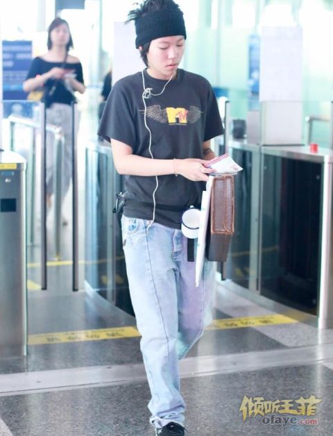 组图：窦靖童机场造型休闲个性腰上系老式水杯超抢眼
