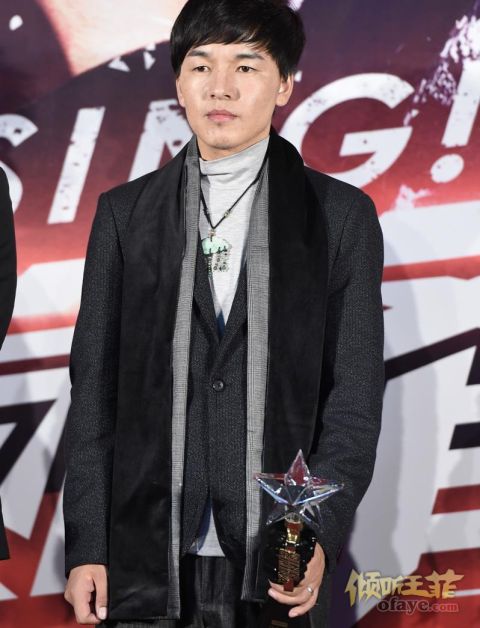 组图：《好声音》哈林拭汗谢霆锋脱大衣周杰伦穿花色貂皮抢奖杯