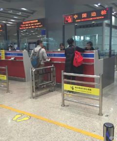 王菲赴港会情郎羞遮面 过安检显露好身材