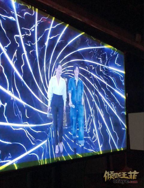 组图：活久见！王菲周迅世纪同框谈笑风生丝毫不见尴尬