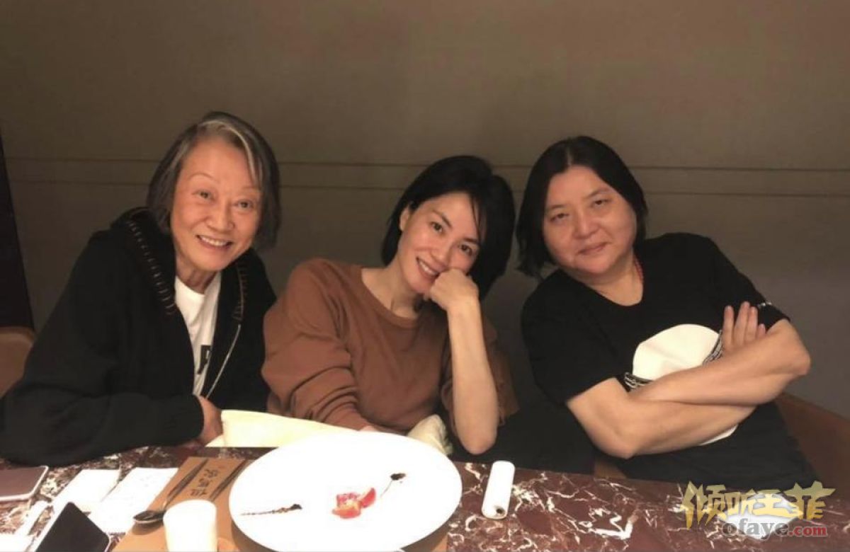 组图：王菲与好友聚餐冻龄美貌依旧素颜出镜露灿笑心情好