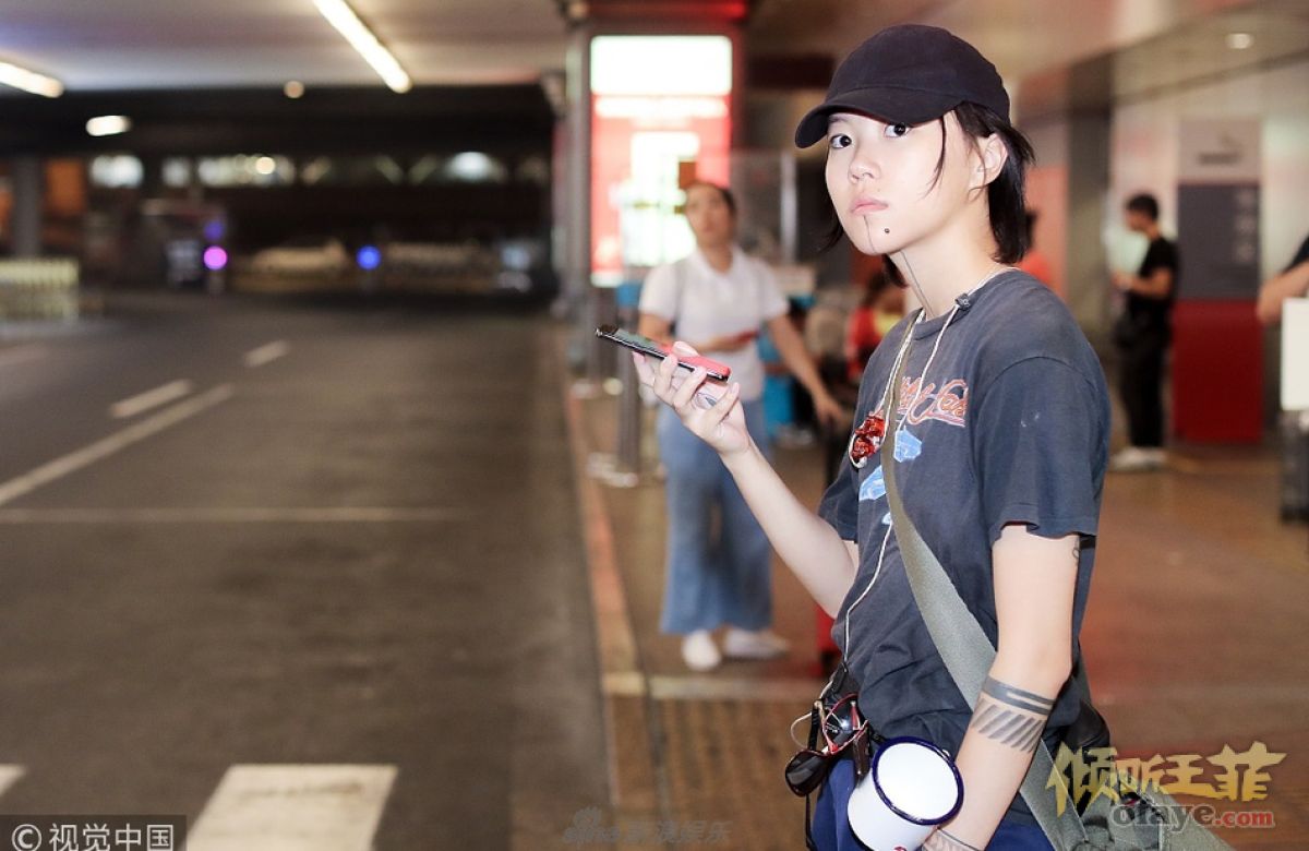 组图：窦靖童左臂纹“滚”字hin个性真爱款小茶缸再次上线