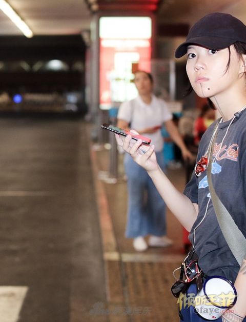 组图：窦靖童左臂纹“滚”字hin个性真爱款小茶缸再次上线