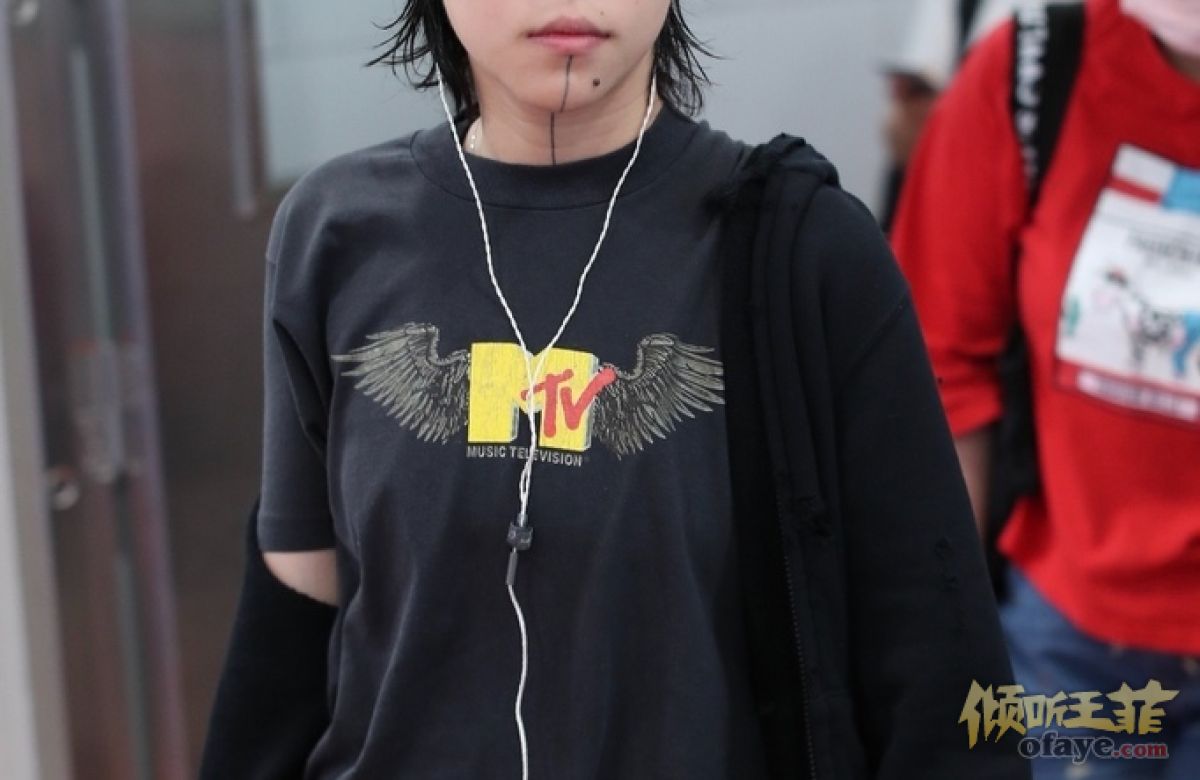 组图：不热么？窦靖童厚衣长裤现身机场走路带风