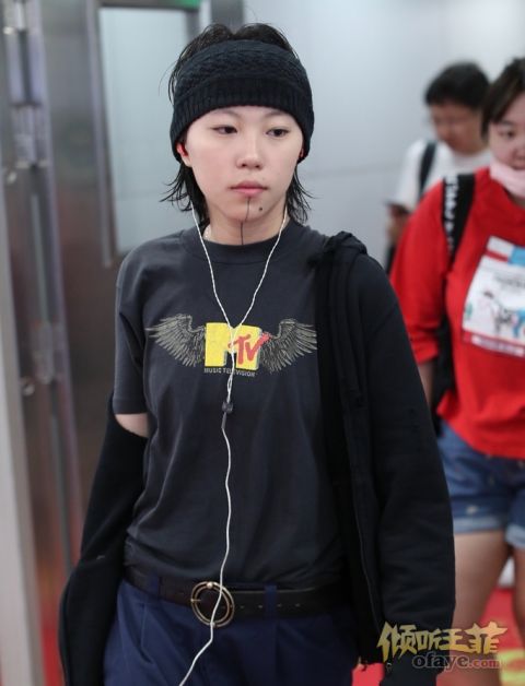 组图：不热么？窦靖童厚衣长裤现身机场走路带风