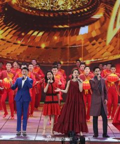 组图：央视春晚人气明星荟聚王菲那英合唱黄渤张艺兴陈伟霆跳舞