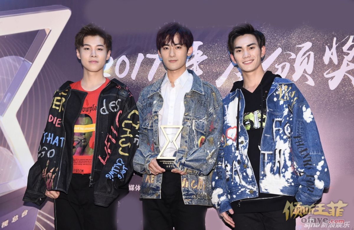 组图：赵雷好妹妹齐聚TOP排行榜颁奖现场窦靖童时髦细辫出席