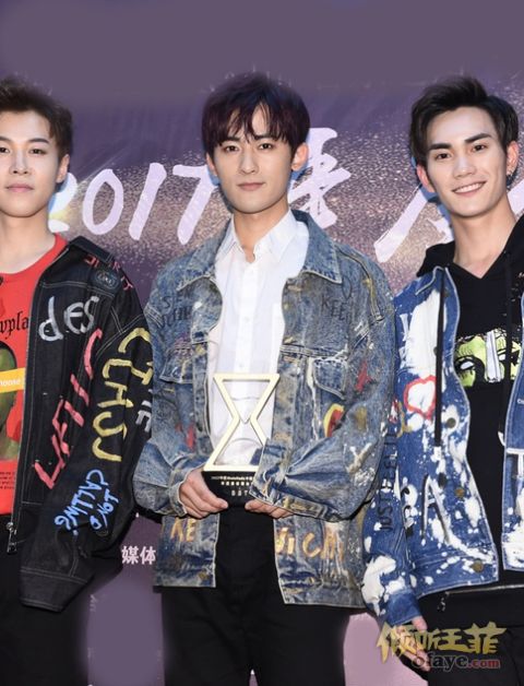 组图：赵雷好妹妹齐聚TOP排行榜颁奖现场窦靖童时髦细辫出席