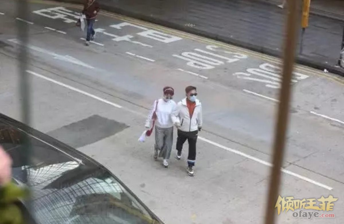 组图：谢霆锋68岁老妈罕见露面与二婚丈夫街头如胶似漆超恩爱