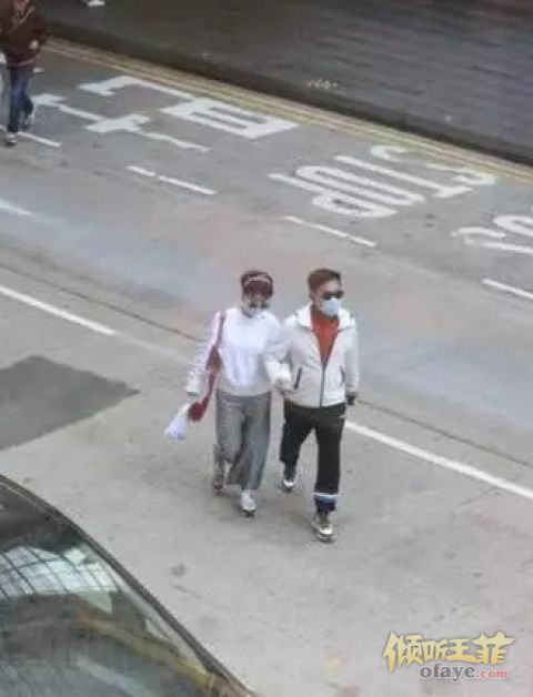 组图：谢霆锋68岁老妈罕见露面与二婚丈夫街头如胶似漆超恩爱