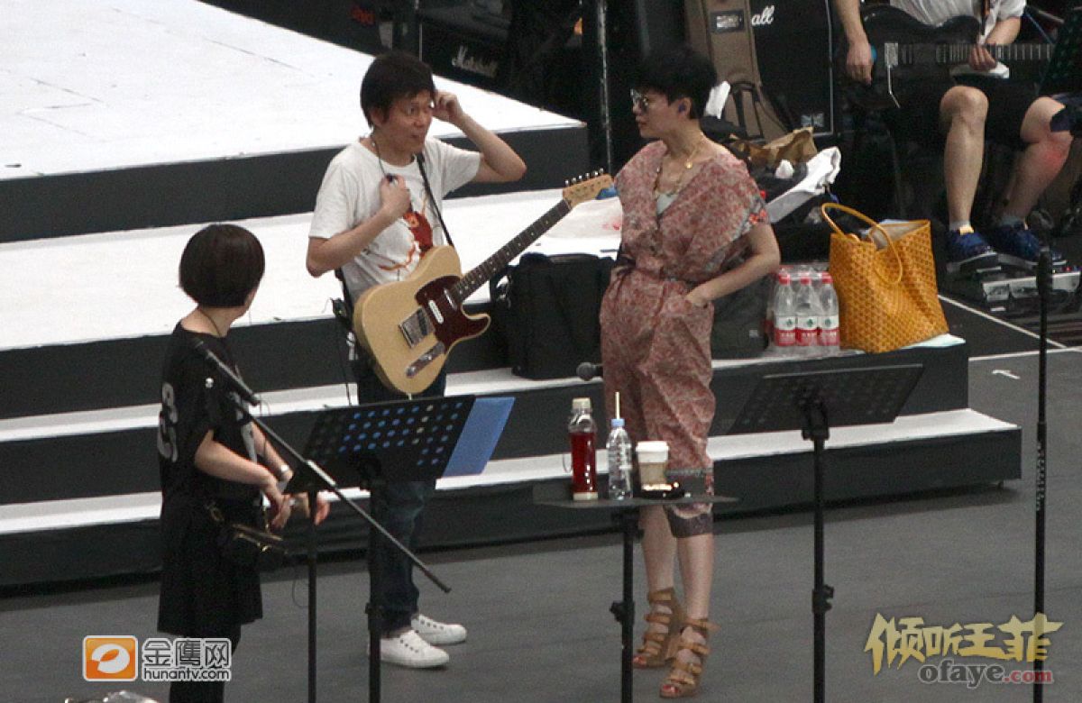 王菲抵长沙为个唱彩排 黑超现身天后气场足