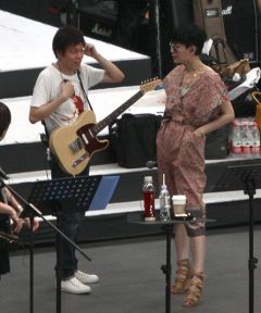 王菲抵长沙为个唱彩排 黑超现身天后气场足