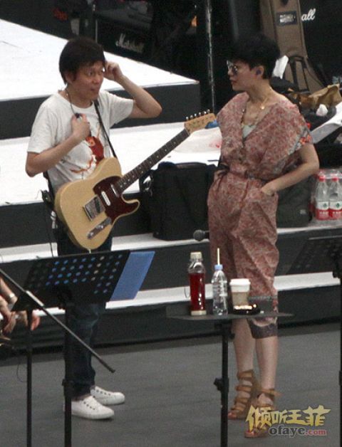 王菲抵长沙为个唱彩排 黑超现身天后气场足