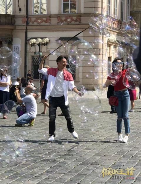 组图：又被偶遇！谢霆锋宋茜布拉格广场录节目画面太美不敢看
