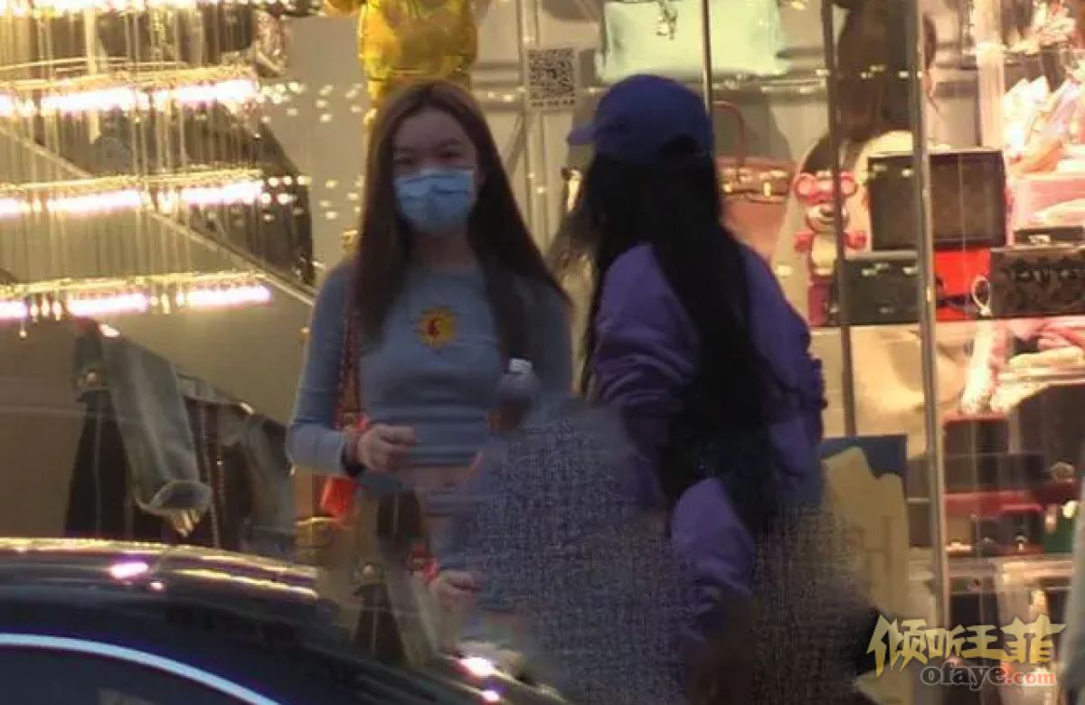 组图：王菲女儿李嫣携闺蜜做头发身穿露脐装秀纤细蛮腰