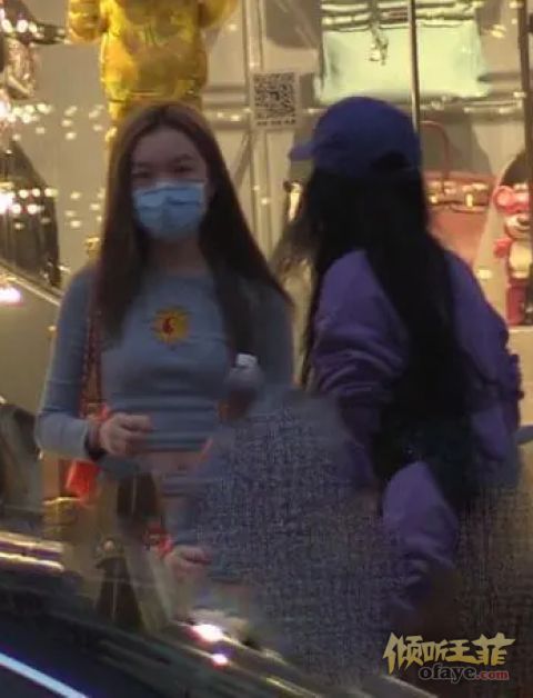 组图：王菲女儿李嫣携闺蜜做头发身穿露脐装秀纤细蛮腰