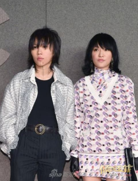 组图：周迅窦靖童好姐妹合体看秀刘雯桂纶镁清丽气质好