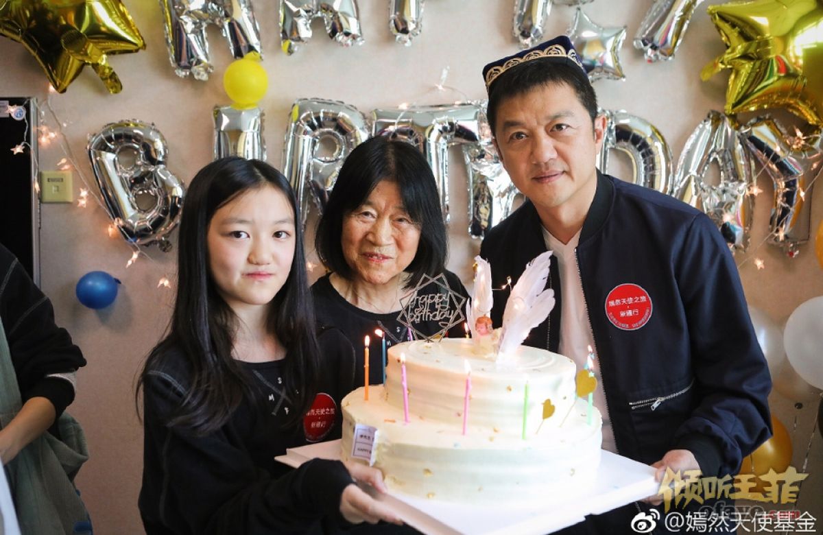 组图：李亚鹏生日李嫣和奶奶惊喜现身父女俩捧脸灿笑超温馨