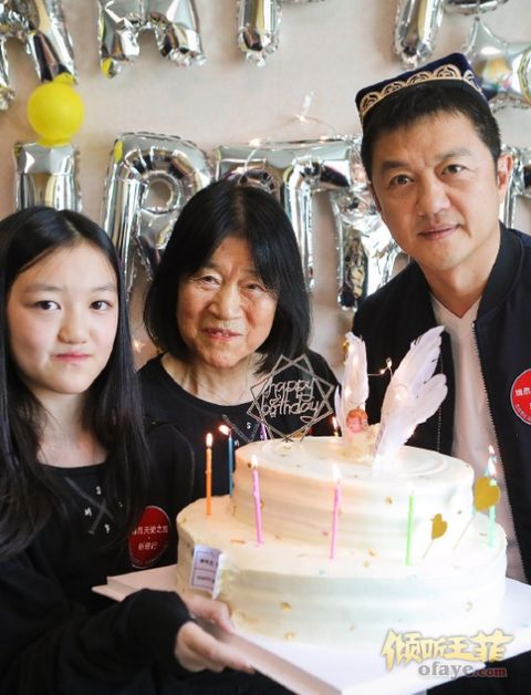组图：李亚鹏生日李嫣和奶奶惊喜现身父女俩捧脸灿笑超温馨