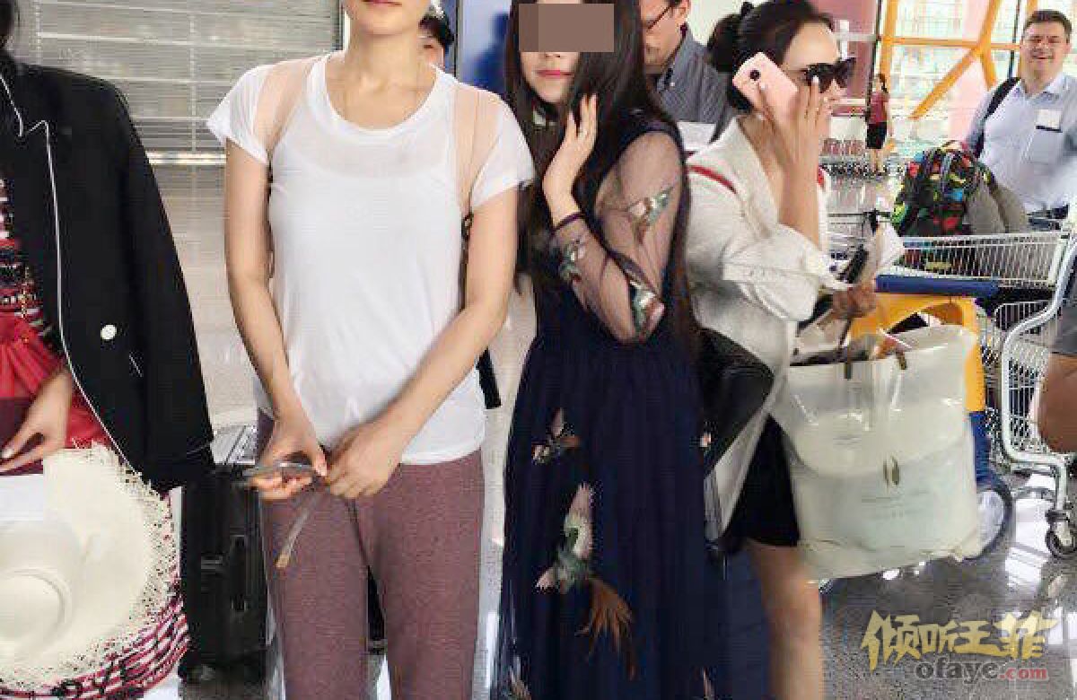 王菲现身机场超亲和 签名合影有求必应