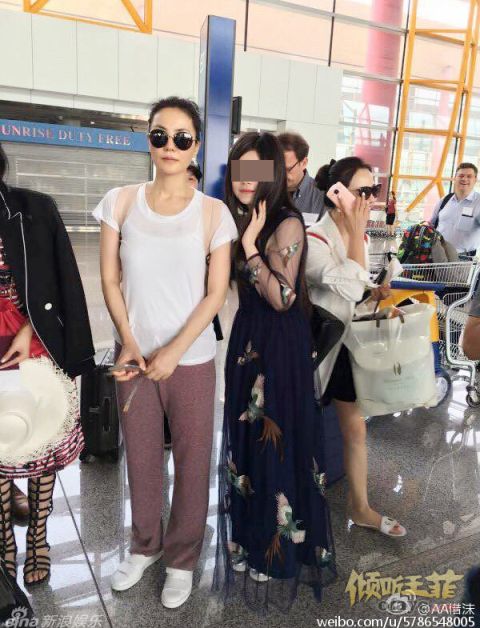 王菲现身机场超亲和 签名合影有求必应