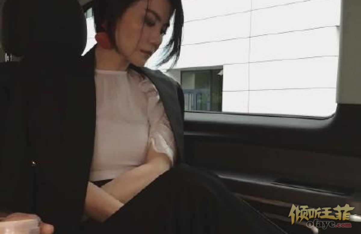 天后驾到！王菲巴黎头排看秀气场强大