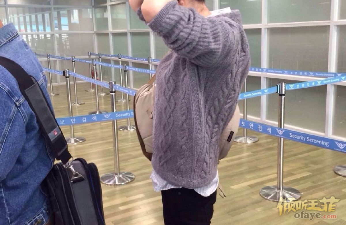 王菲现身机场似少女 纤瘦身材被赞气质佳