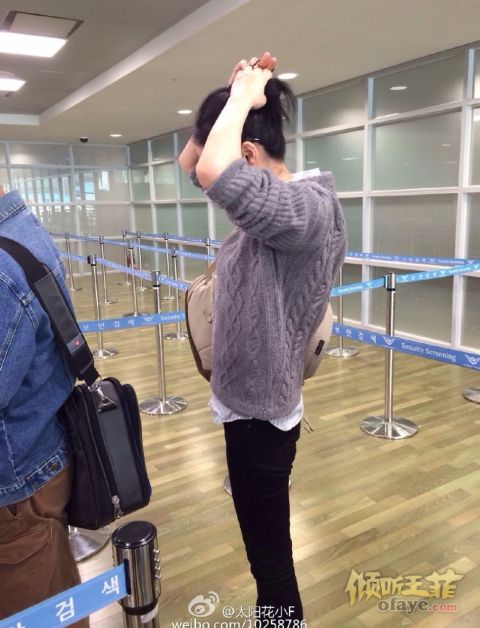 王菲现身机场似少女 纤瘦身材被赞气质佳