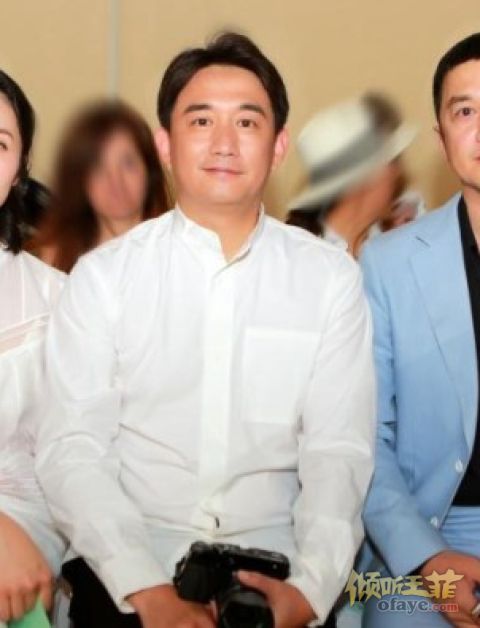 组图：李嫣多多走秀激发超模魂李亚鹏黄磊台下举相机狂拍