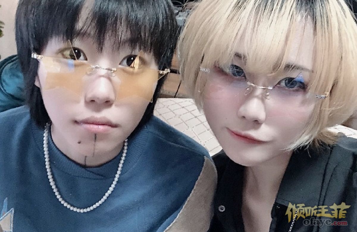 组图：窦唯俩女儿合影照曝光姐妹二人搞怪自拍十分可爱