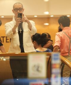 王菲秘密来港购物 化妆师反拍狗仔队 