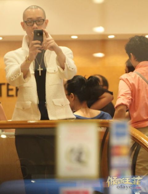 王菲秘密来港购物 化妆师反拍狗仔队 