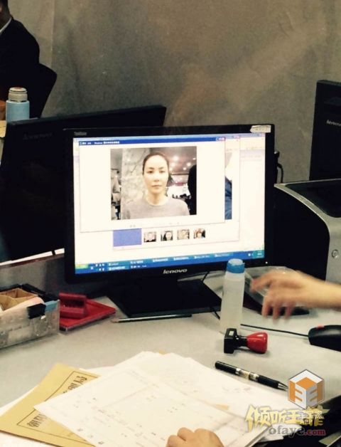 王菲素颜现身房产中心 引男士侧目拍照