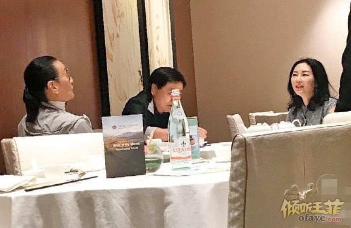 组图：谢霆锋父亲谢贤82岁夺金像奖庆功美女作陪心情不错