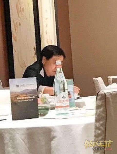 组图：谢霆锋父亲谢贤82岁夺金像奖庆功美女作陪心情不错