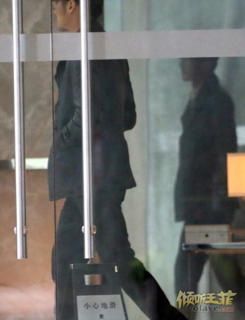 组图:谢霆锋现身王菲上海公寓 二人厮守至深夜