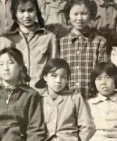 组图：王菲童年照AI修复成功五官清秀眉宇间有英气