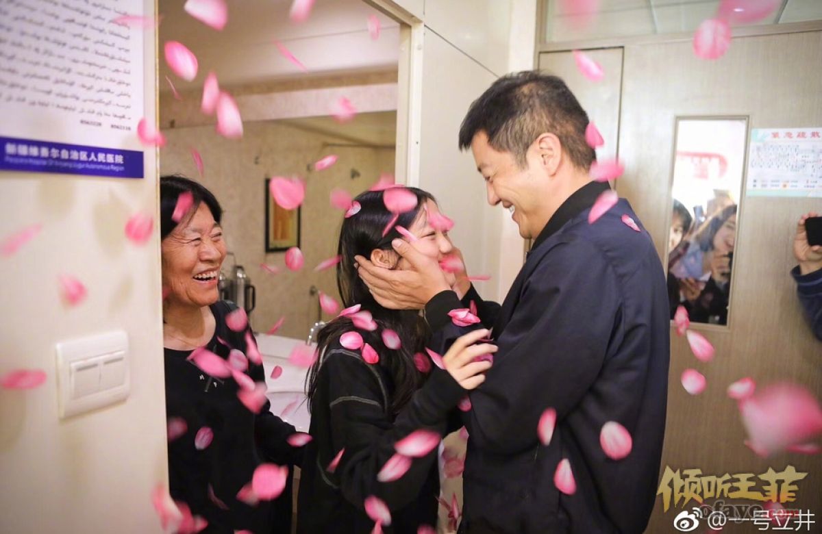组图：李亚鹏生日新疆做公益女儿李嫣惊喜庆生