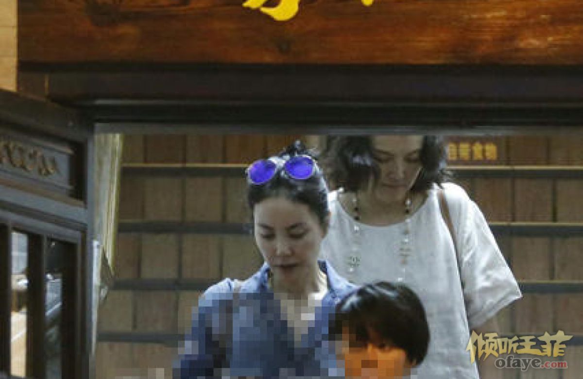 王菲淡妆现身运动装显高挑 约朋友吃火锅