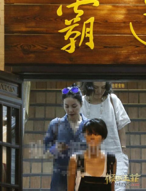王菲淡妆现身运动装显高挑 约朋友吃火锅