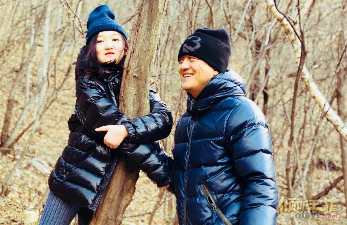 组图：李亚鹏带李嫣新年登高与女儿合照眼神藏父爱