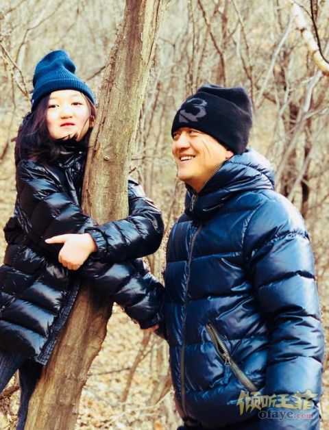 组图：李亚鹏带李嫣新年登高与女儿合照眼神藏父爱