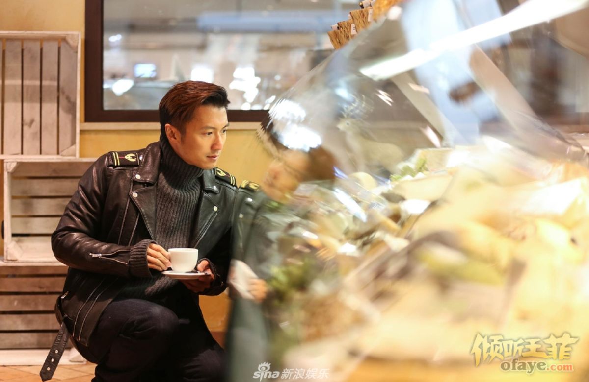 组图：《锋味》谢霆锋漫步意大利街头穿皮衣利落飒爽