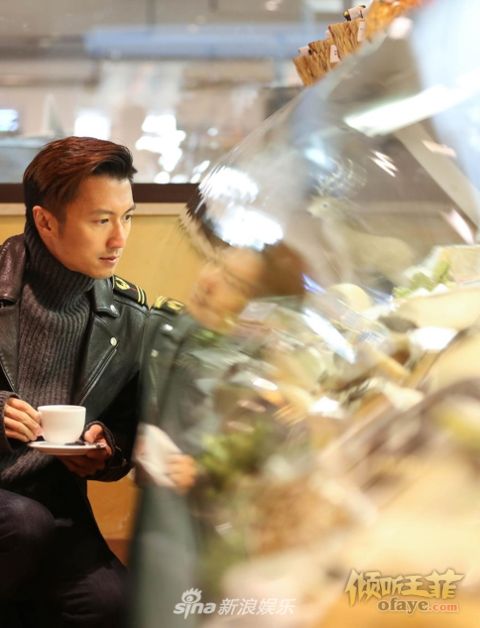 组图：《锋味》谢霆锋漫步意大利街头穿皮衣利落飒爽